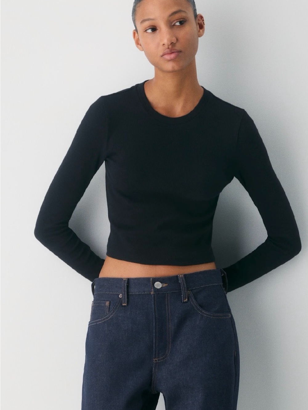 Black Long-Sleeve Cropped Crewneck Top - Women
